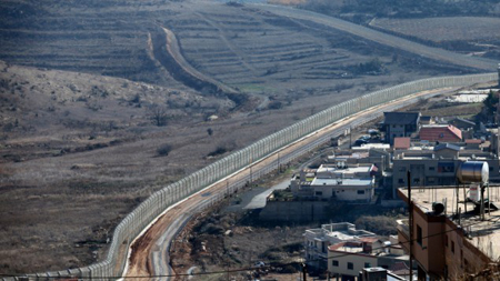 Một hàng rào biên giới giữa Israel và Syria.